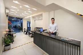 Queen Cafe Hotel & Pub