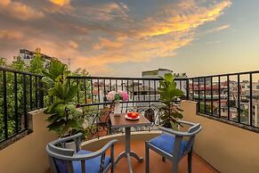 Queen Cafe Hotel & Pub