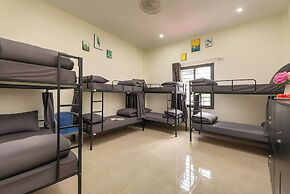 Queen Cafe Hotel & Pub