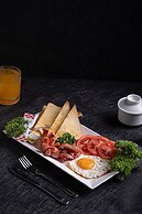 Queen Cafe Hotel & Pub