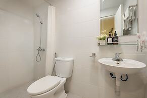 Queen Cafe Hotel & Pub