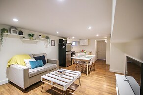 Leslieville Cozy & Bright Apt in Trendy Beaches