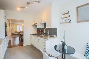 Leslieville Cozy & Bright Apt in Trendy Beaches