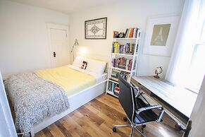 Leslieville Cozy & Bright Apt in Trendy Beaches
