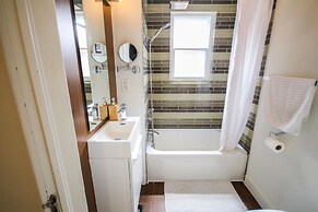 Leslieville Cozy & Bright Apt in Trendy Beaches