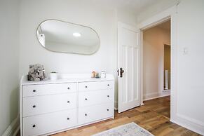 Leslieville Cozy & Bright Apt in Trendy Beaches