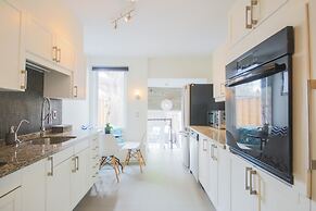 Leslieville Cozy & Bright Apt in Trendy Beaches