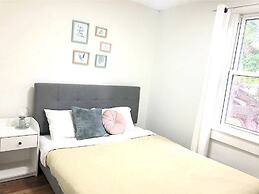 Leslieville Cozy & Bright Apt in Trendy Beaches