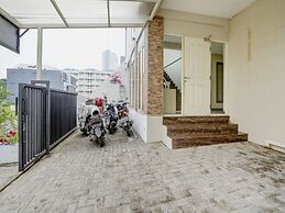 OYO Life 90606 Glass House Citraland Syariah