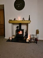 Beautiful 2-bed Semi Rural Cottage Enclosed Garden