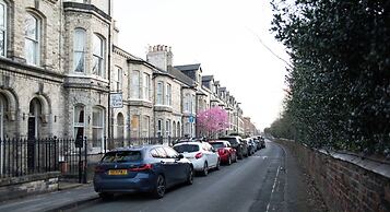 York Minster-3 Bed-sleeps 6-fireplace-free Parking
