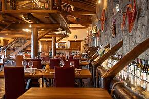 Etna Quota Mille Boutique Hotel, Typical Sicilian Food & Wine