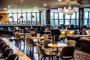 Blunsdon House Hotel