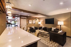 Fathoms Hotel & Marina