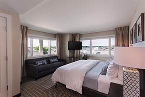 Fathoms Hotel & Marina