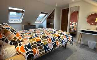 Gorgeous Comrie Cottage, hot tub & Mountain Views