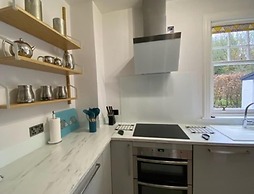 Gorgeous Comrie Cottage, hot tub & Mountain Views