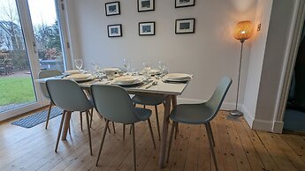 Gorgeous Comrie Cottage, hot tub & Mountain Views