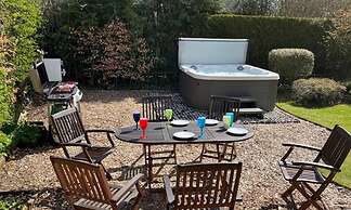 Gorgeous Comrie Cottage, hot tub & Mountain Views