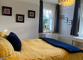 Gorgeous Comrie Cottage, hot tub & Mountain Views