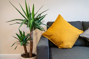 1bd Apt for 2-4. New Decor & Furnishings