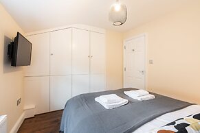 1bd Apt for 2-4. New Decor & Furnishings