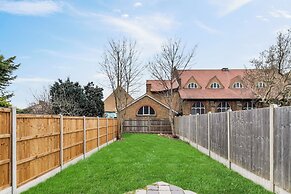 1bd Apt for 2-4. New Decor & Furnishings