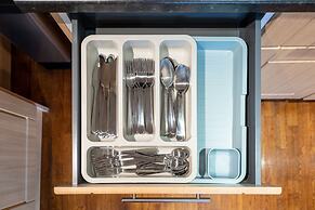 1bd Apt for 2-4. New Decor & Furnishings