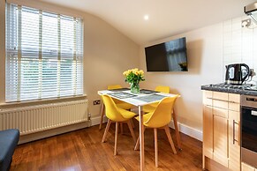 1bd Apt for 2-4. New Decor & Furnishings