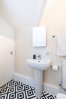 1bd Apt for 2-4. New Decor & Furnishings