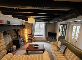 Traditional Cottage- Beams, Log Burner & Sea Views