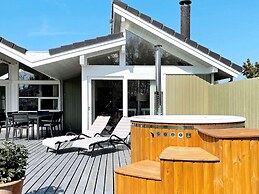 8 Person Holiday Home in Dronningmolle