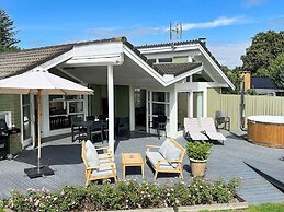 8 Person Holiday Home in Dronningmolle