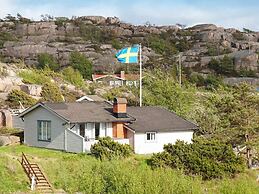6 Person Holiday Home in Bovallstrand-by Traum