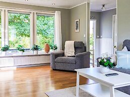 6 Person Holiday Home With Garden