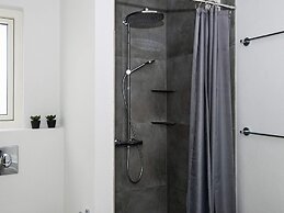 Luxury Lakeside Retreat-by Traum