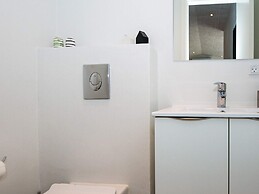 Luxury Lakeside Retreat-by Traum