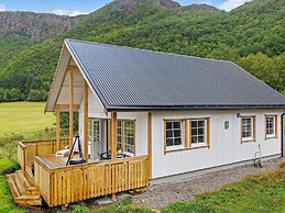 6 Person Holiday Home in Bindalseidet