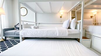 Modern Classic Studio At West Vista Apartment