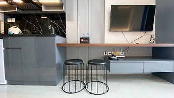 Cozy Living And Warm Studio Apartment At West Vista