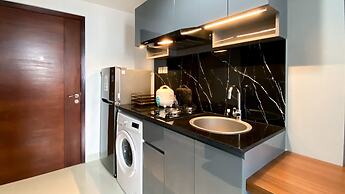 Cozy Living And Warm Studio Apartment At West Vista