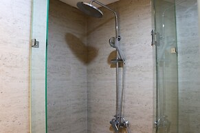 Elegant And Warm 1Br At Gold Coast Apartment