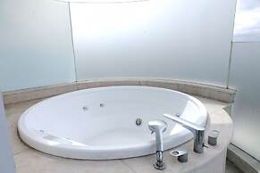 Best Deal Studio Room With Private Jaccuzi At Art Deco Apartment