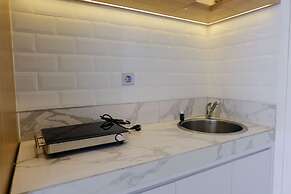 Best Deal Studio Room With Private Jaccuzi At Art Deco Apartment