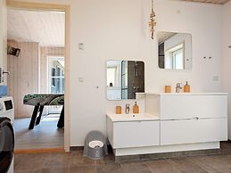 8 Person Holiday Home in Vaeggerlose