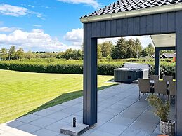 Stylish Lakeview Retreat-by Traum