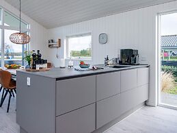 Stylish Lakeview Retreat-by Traum