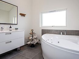 Stylish Lakeview Retreat-by Traum