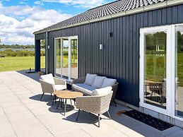 Stylish Lakeview Retreat-by Traum