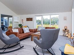 Stylish Lakeview Retreat-by Traum